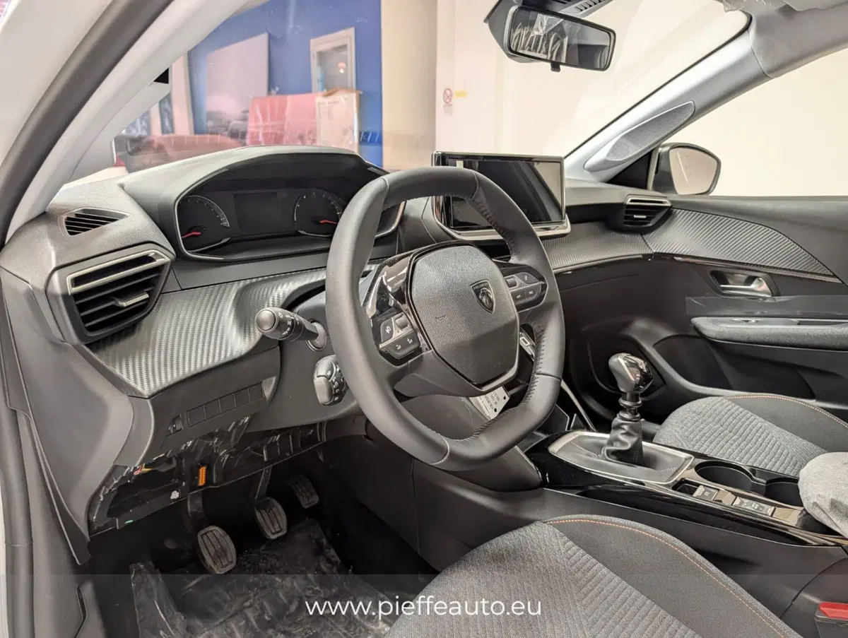 Peugeot 208 nuova a Teramo (11)