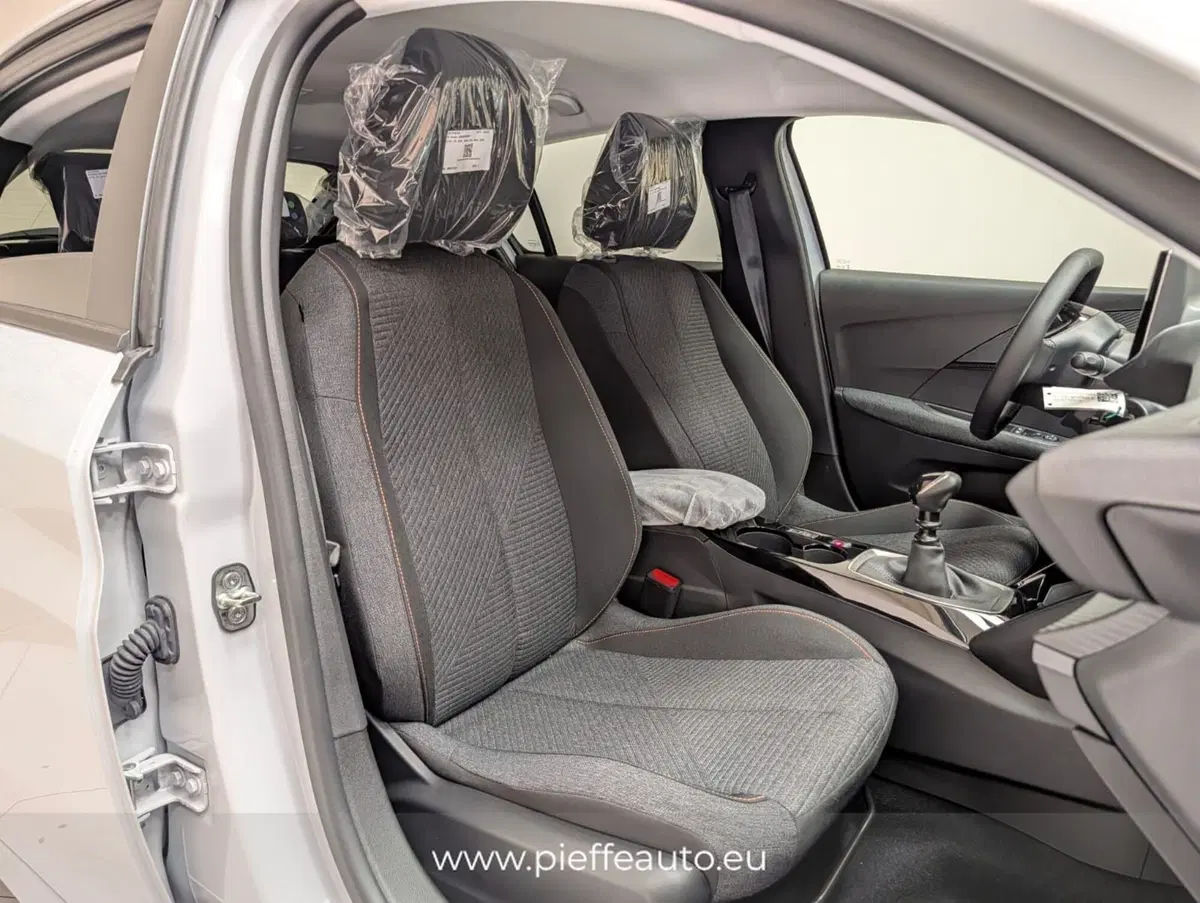 Peugeot 208 nuova a Teramo (15)