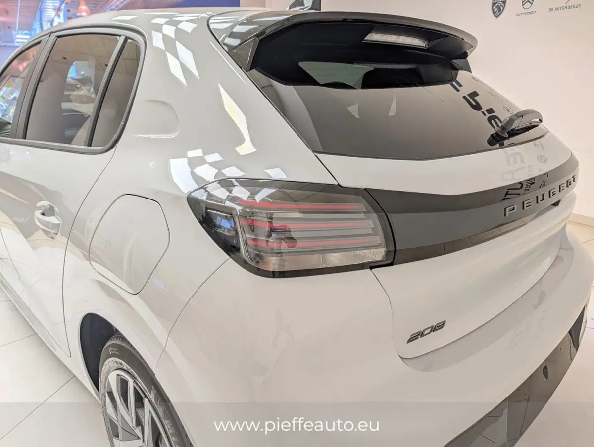 Peugeot 208 nuova a Teramo (9)
