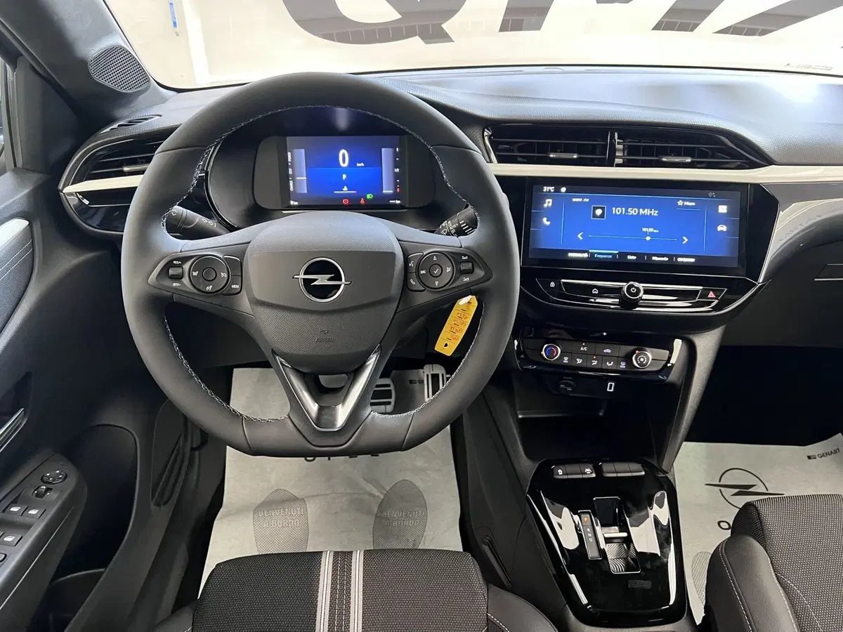 Opel Corsa nuova a Bari (19)