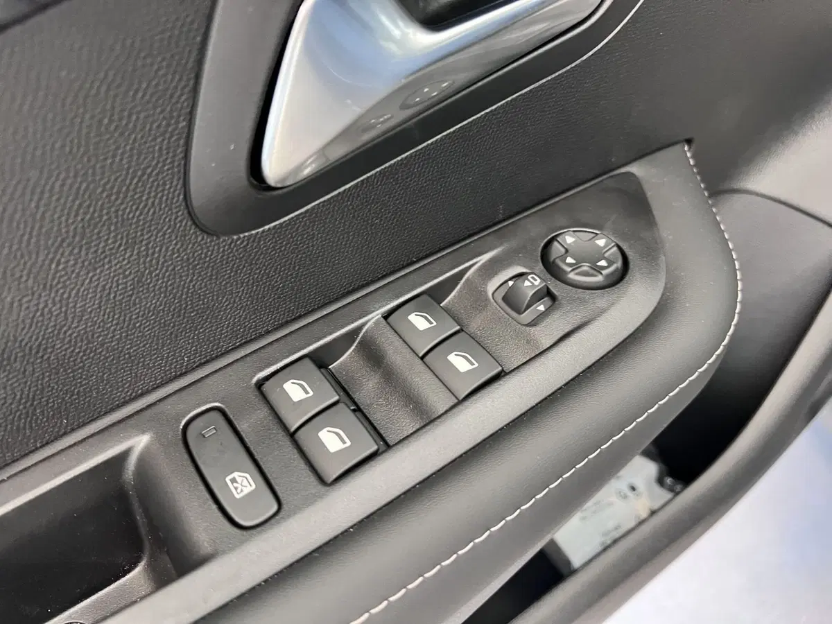 Peugeot 208 nuova a Bari (12)