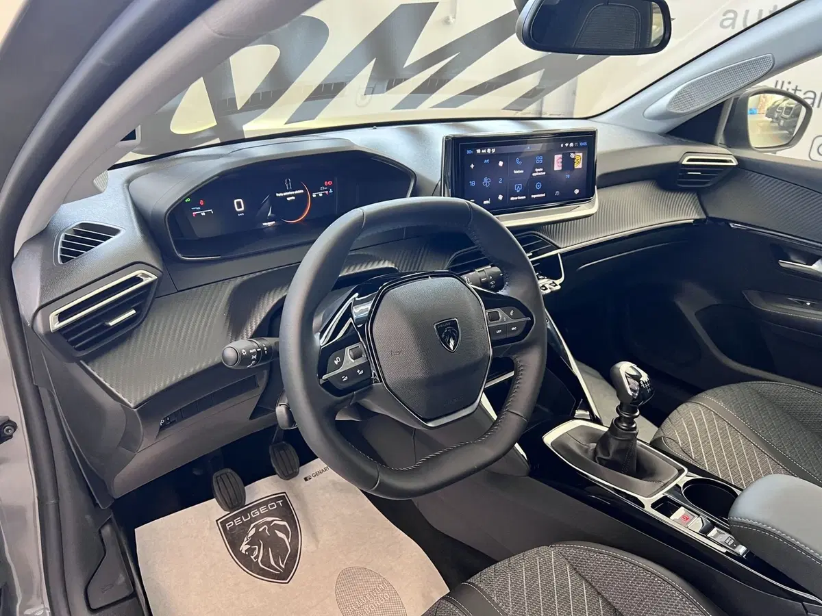 Peugeot 208 nuova a Bari (13)