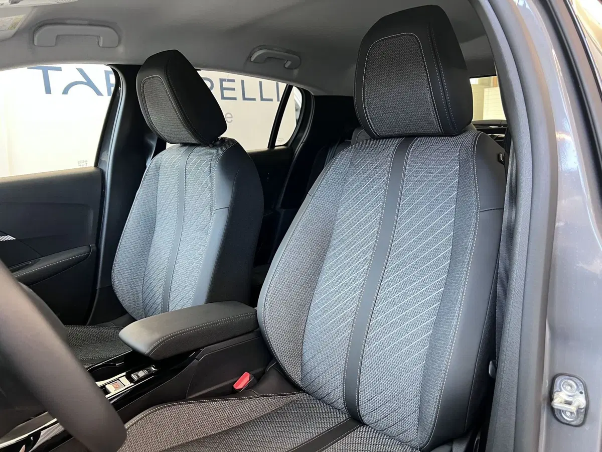 Peugeot 208 nuova a Bari (14)