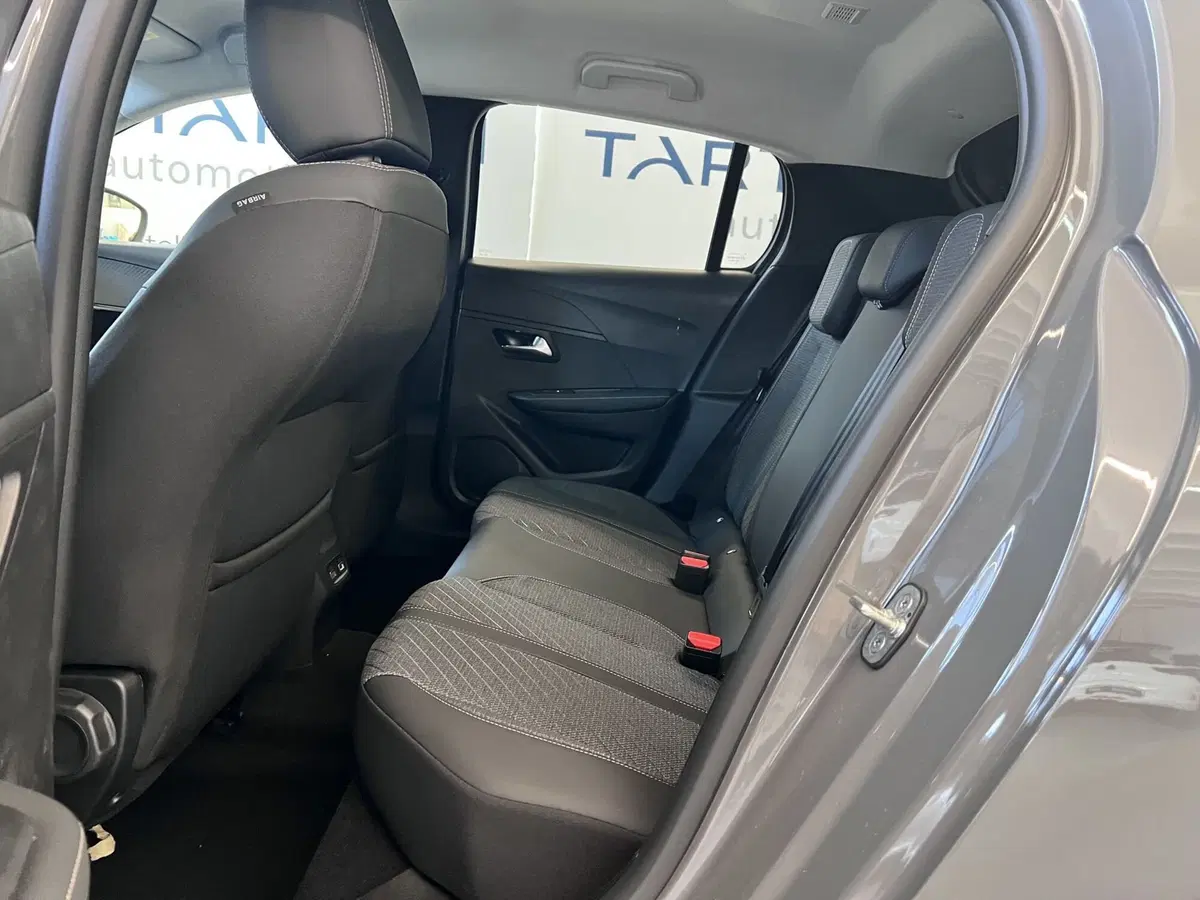 Peugeot 208 nuova a Bari (16)