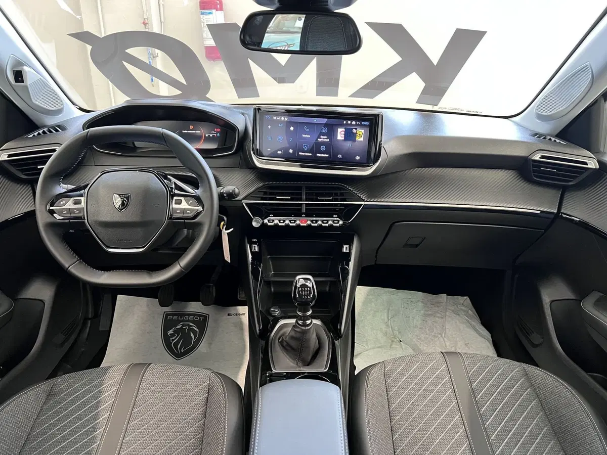 Peugeot 208 nuova a Bari (17)