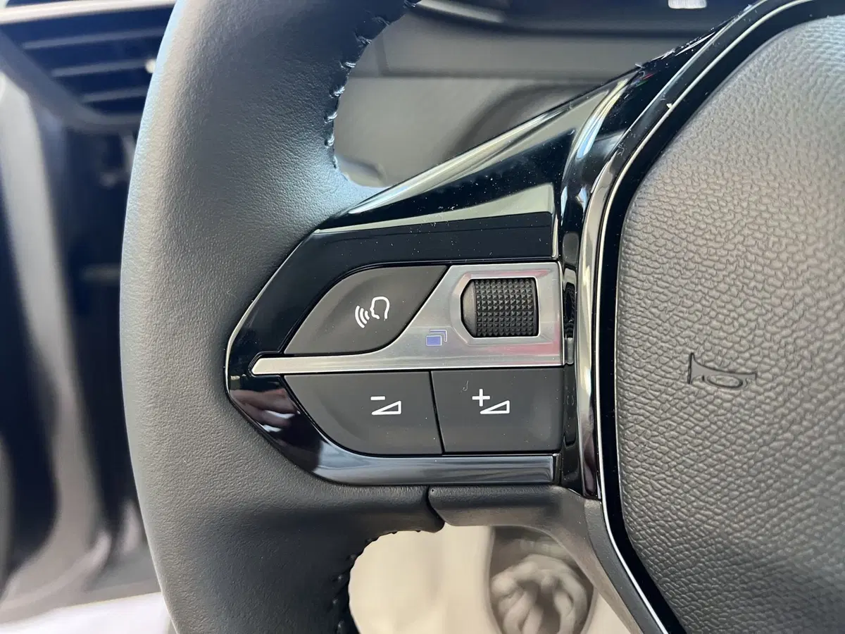 Peugeot 208 nuova a Bari (20)