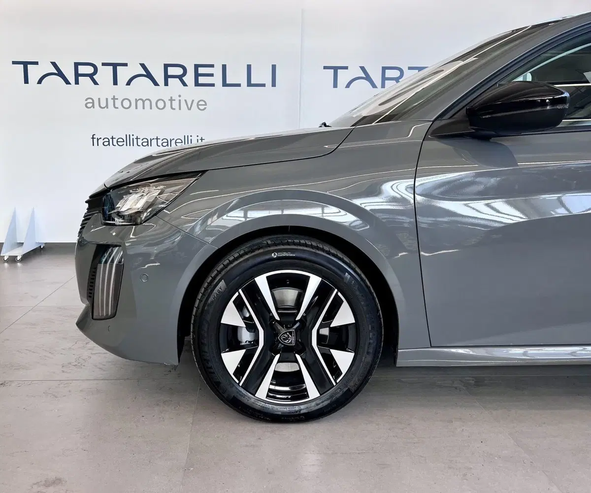 Peugeot 208 nuova a Bari (4)