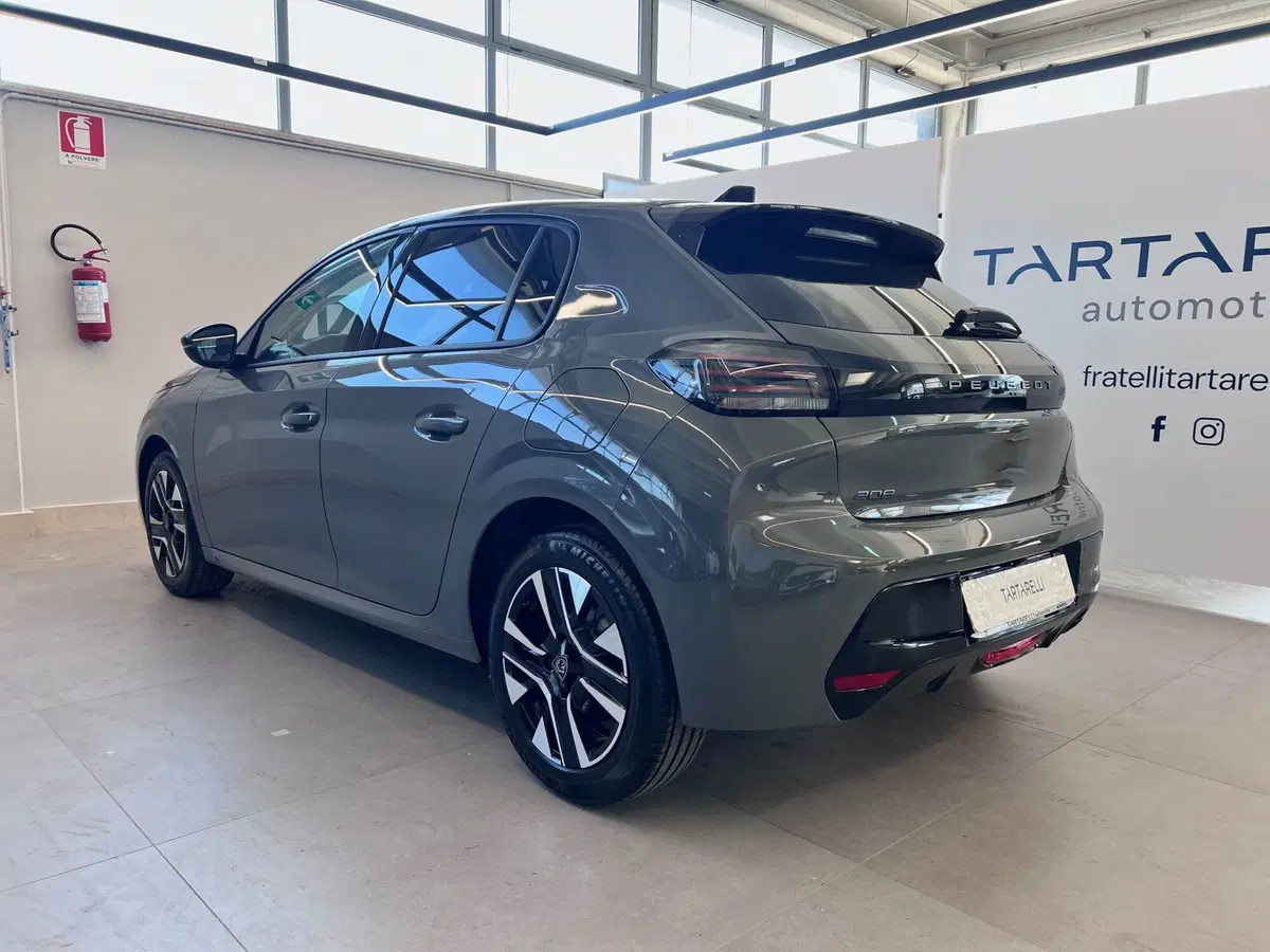 Peugeot 208 nuova a Bari (5)