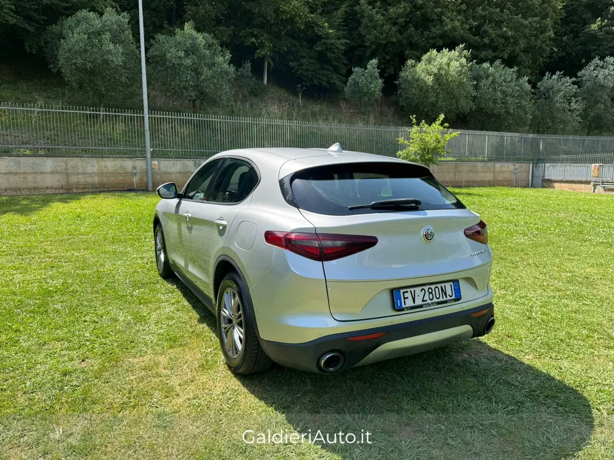 Alfa Romeo Stelvio usata a Salerno (5)