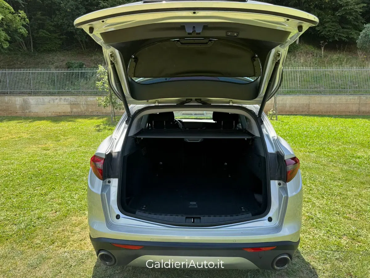 Alfa Romeo Stelvio usata a Salerno (7)