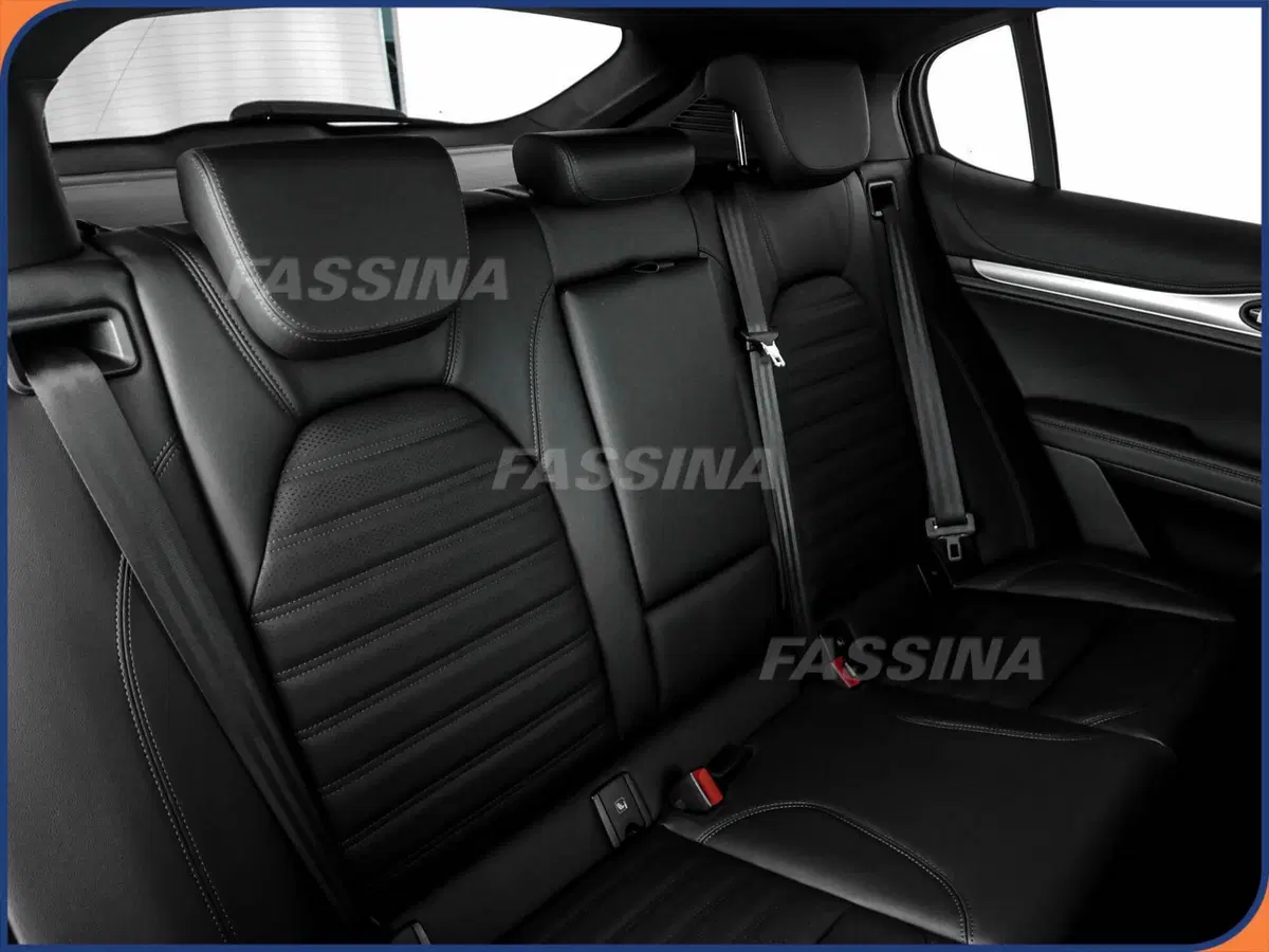 Alfa Romeo Stelvio nuova a Milano (11)