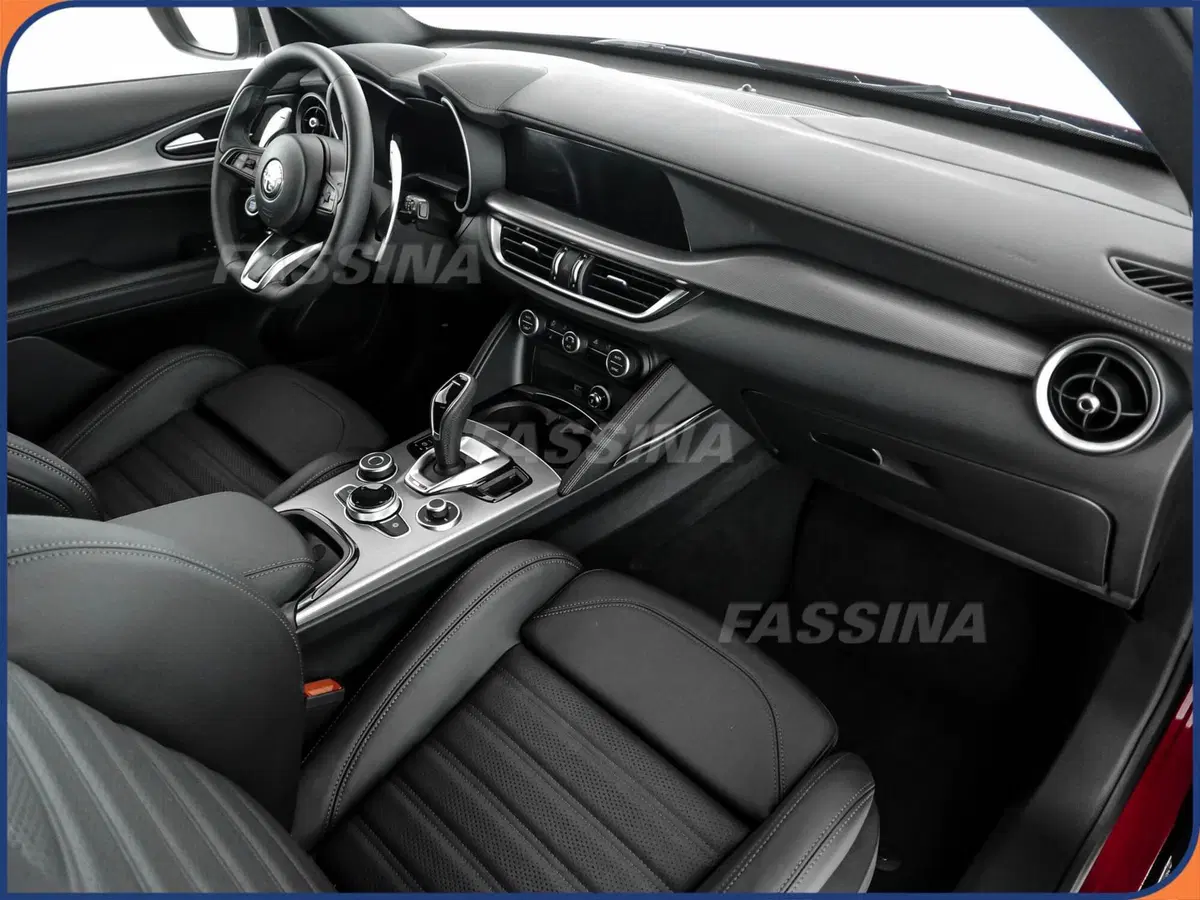 Alfa Romeo Stelvio nuova a Milano (12)
