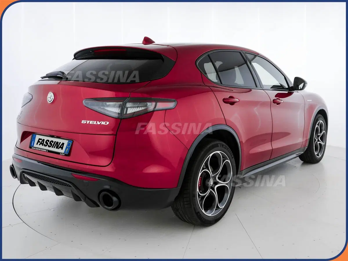 Alfa Romeo Stelvio nuova a Milano (6)