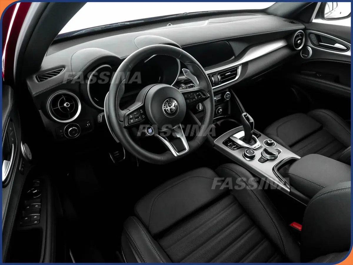 Alfa Romeo Stelvio nuova a Milano (8)