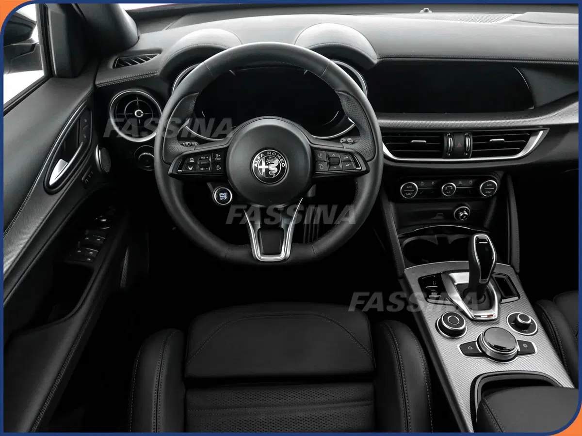 Alfa Romeo Stelvio nuova a Milano (9)