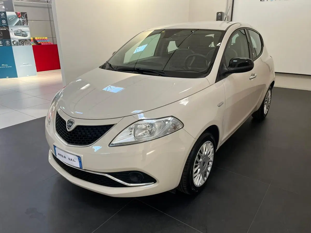 Lancia Ypsilon usata a Lucca