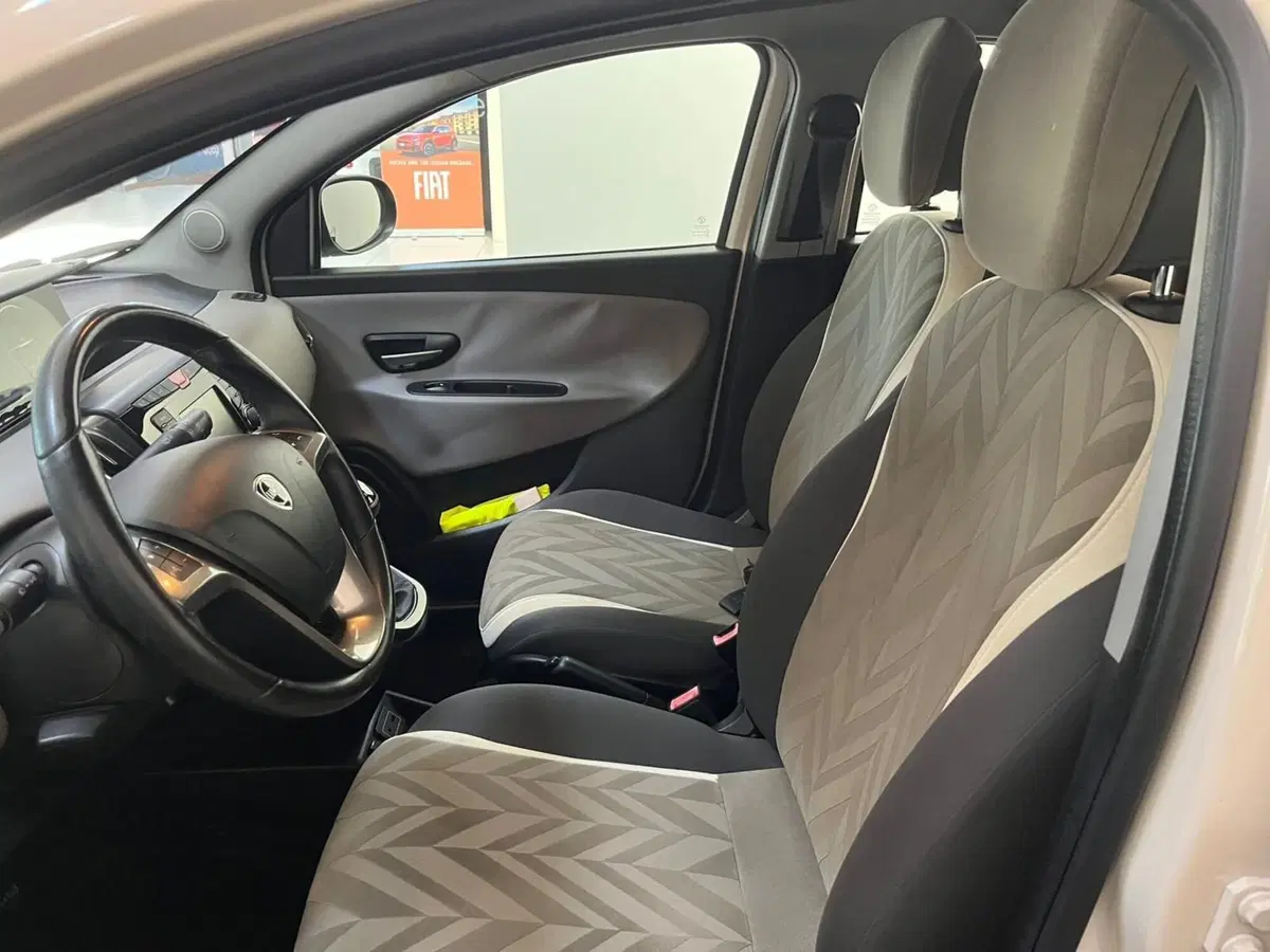Lancia Ypsilon usata a Lucca (10)