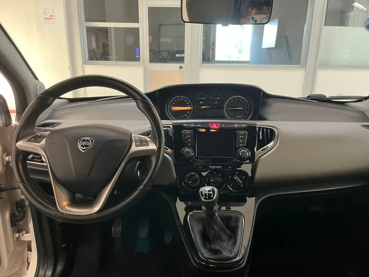 Lancia Ypsilon usata a Lucca (11)