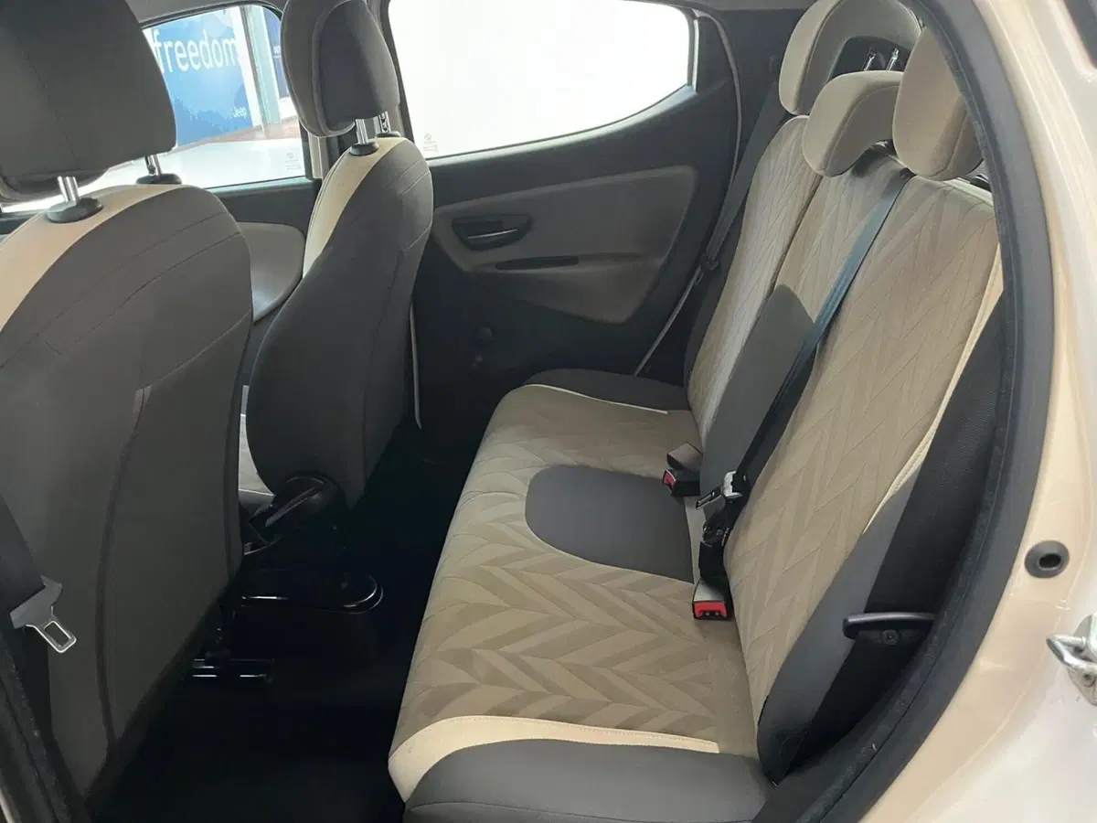 Lancia Ypsilon usata a Lucca (12)