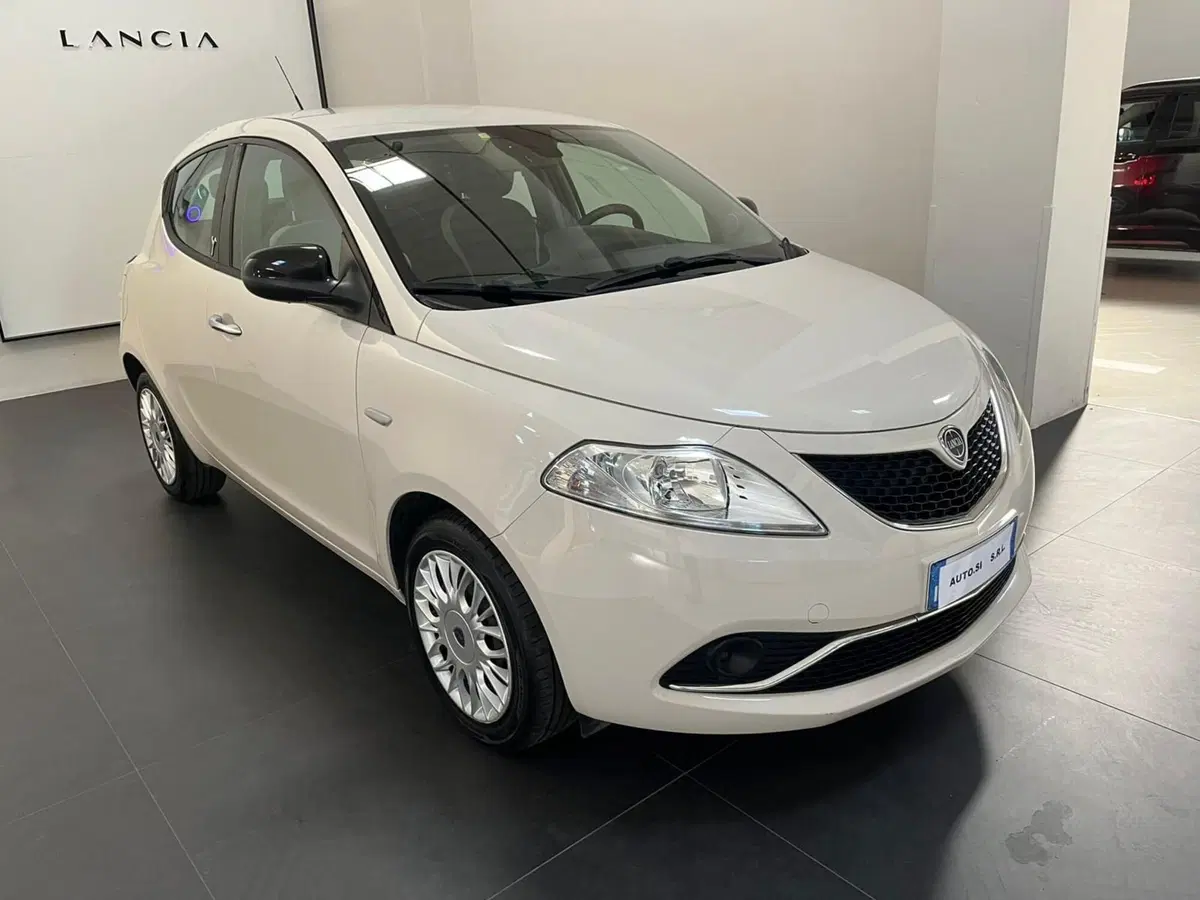 Lancia Ypsilon usata a Lucca (3)
