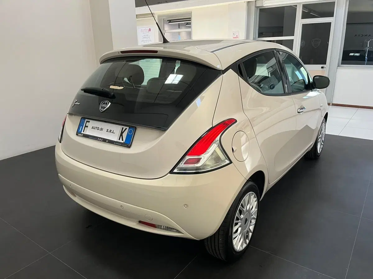Lancia Ypsilon usata a Lucca (5)