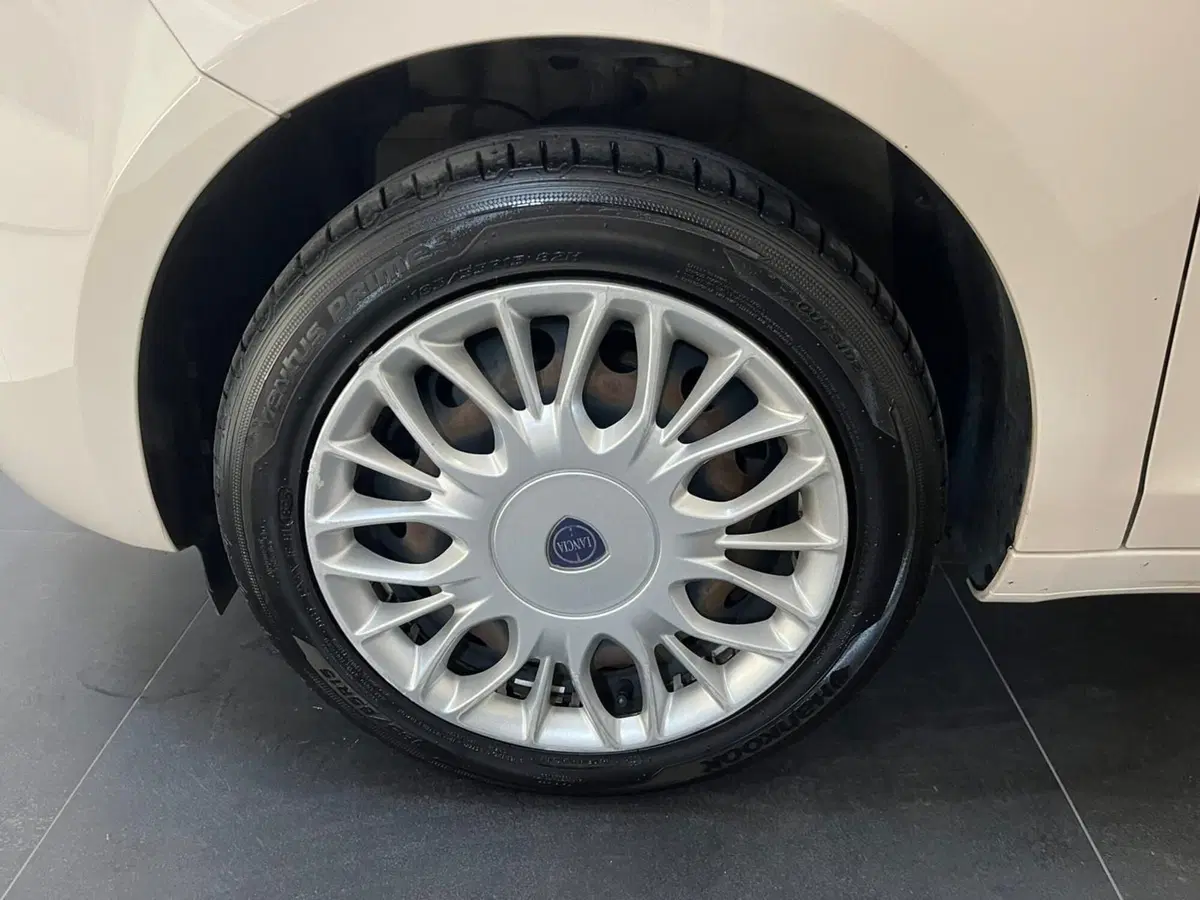 Lancia Ypsilon usata a Lucca (8)