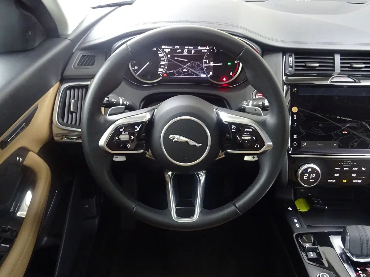 Jaguar E-Pace usata a Como (10)