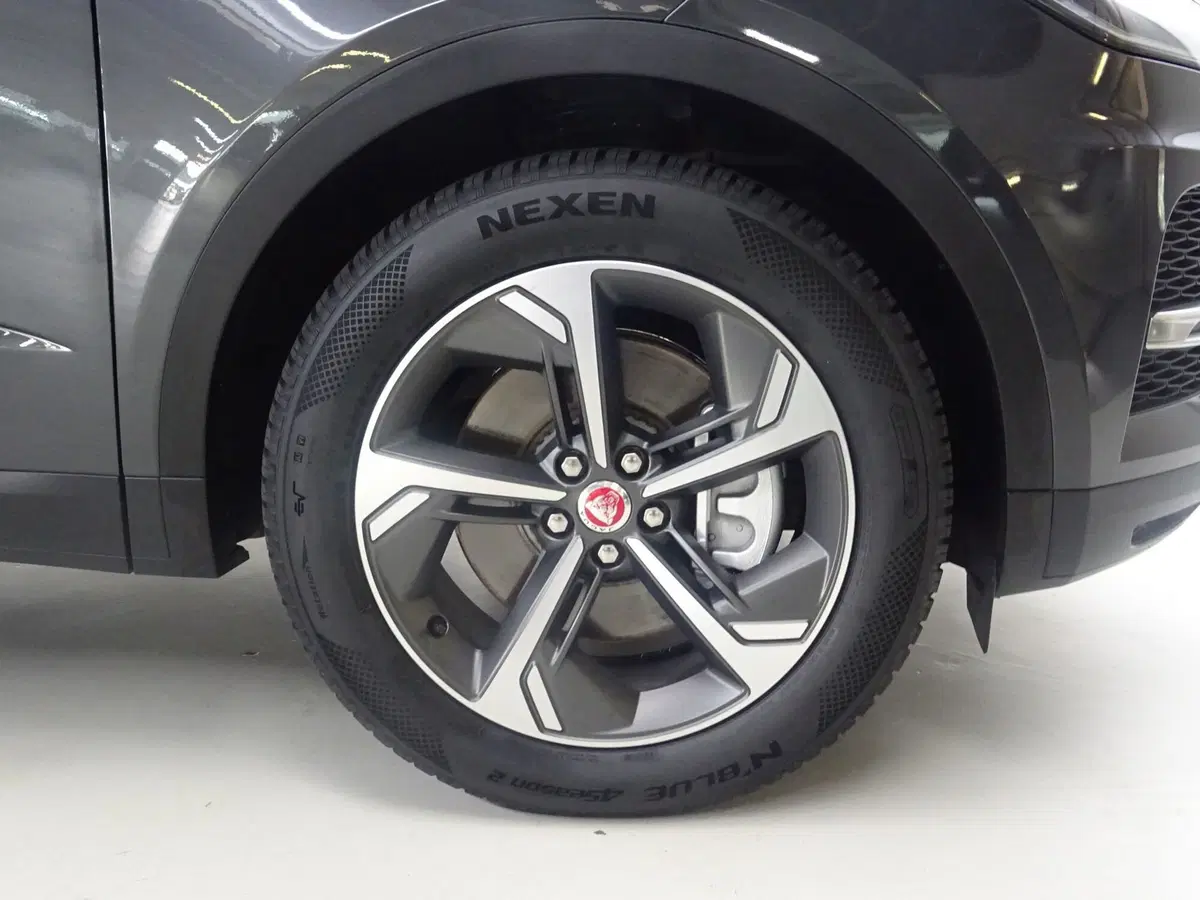 Jaguar E-Pace usata a Como (9)