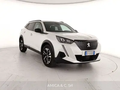 Peugeot 2008 BlueHDi 130 S&S EAT8 Allure Pack del 2023 usata a Teverola