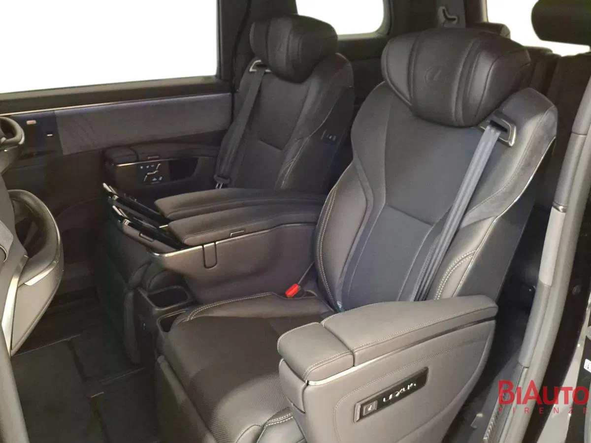 Lexus LM nuova a Firenze (10)