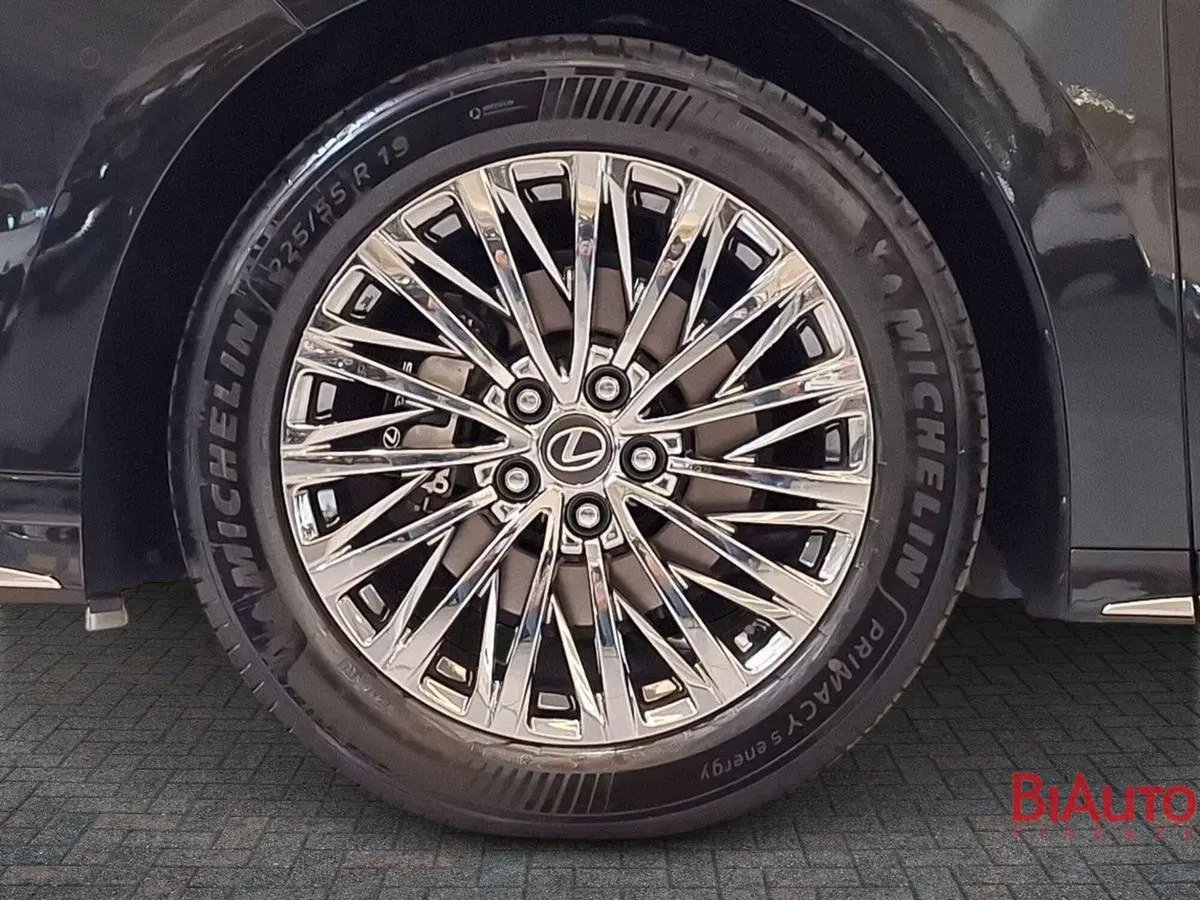 Lexus LM nuova a Firenze (14)