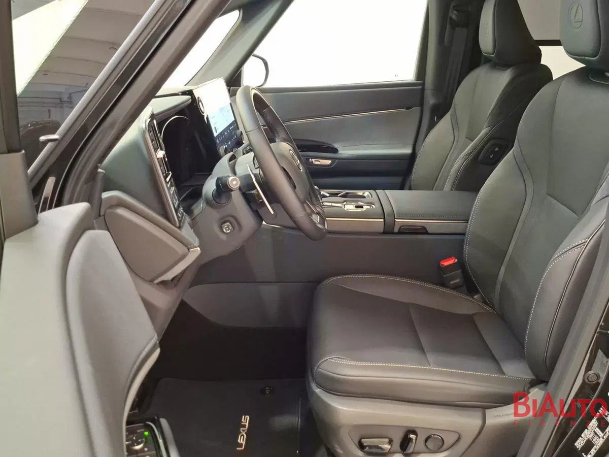 Lexus LM nuova a Firenze (19)