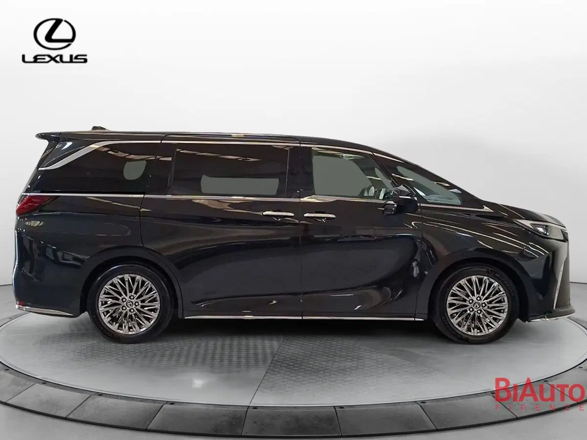 Lexus LM nuova a Firenze (3)