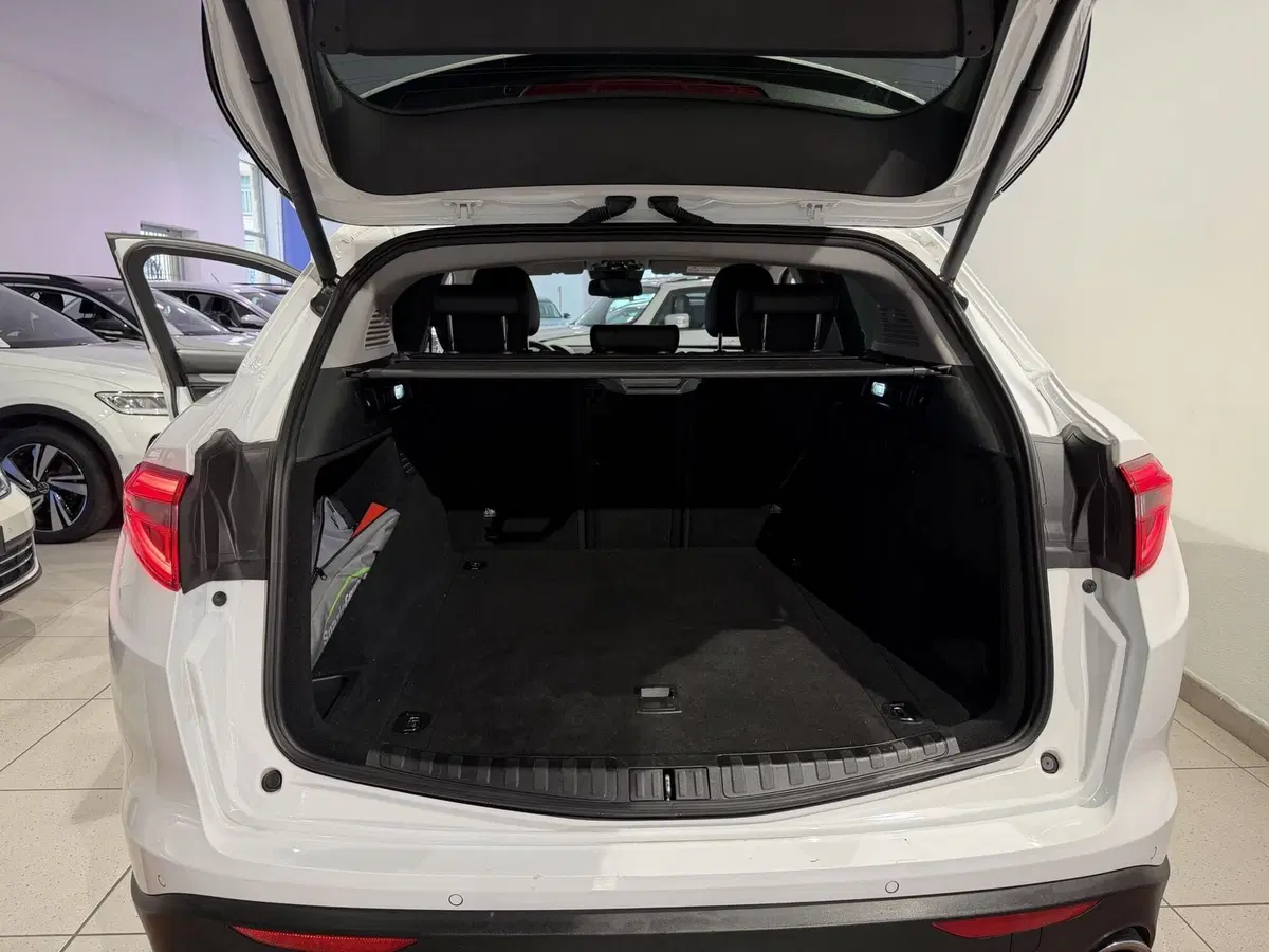 Alfa Romeo Stelvio usata a Genova (11)