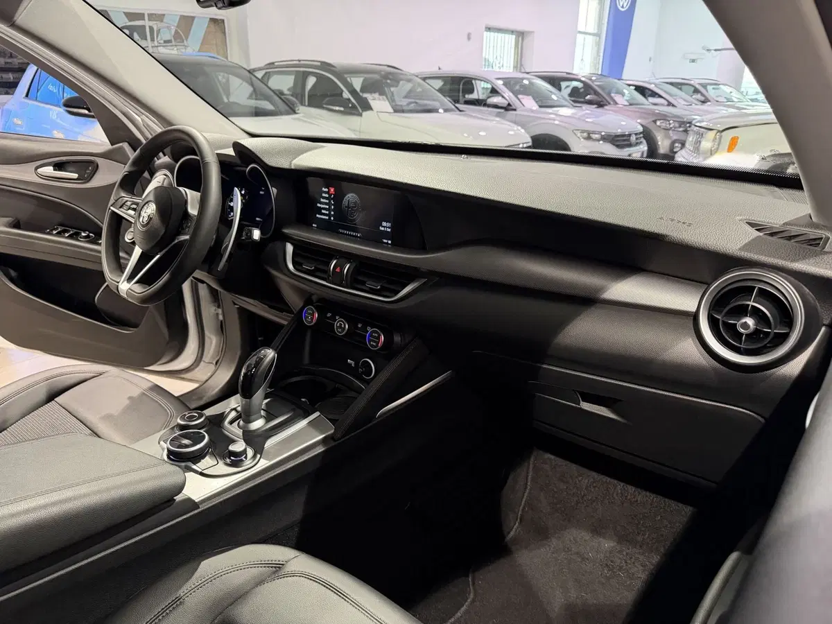 Alfa Romeo Stelvio usata a Genova (12)