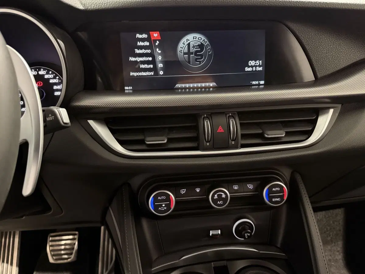Alfa Romeo Stelvio usata a Genova (14)