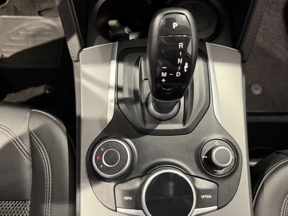 Alfa Romeo Stelvio usata a Genova (15)