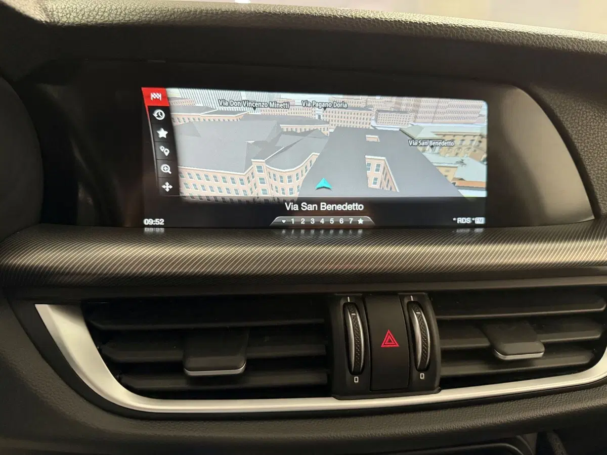 Alfa Romeo Stelvio usata a Genova (16)