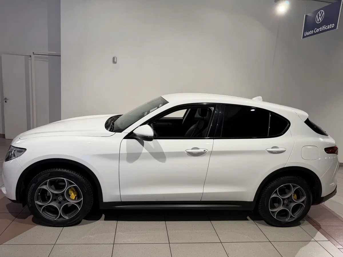 Alfa Romeo Stelvio usata a Genova (2)