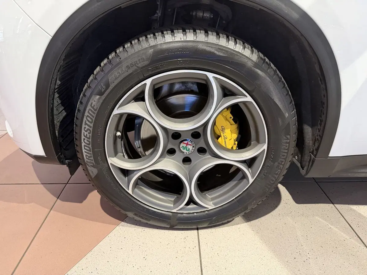 Alfa Romeo Stelvio usata a Genova (20)