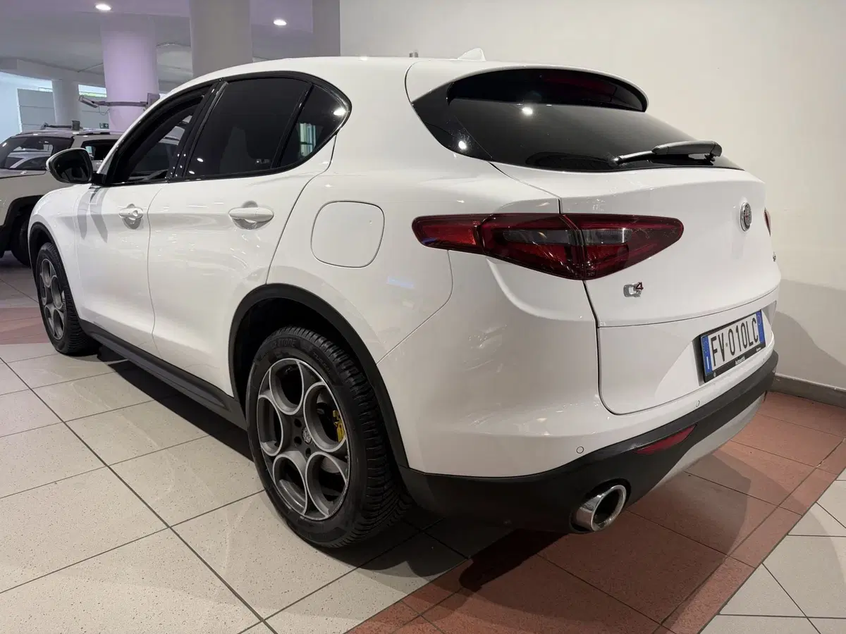 Alfa Romeo Stelvio usata a Genova (3)