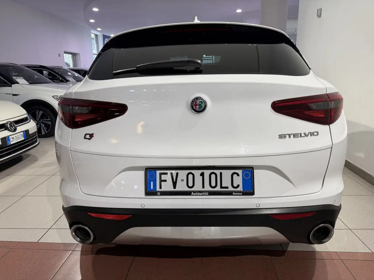 Alfa Romeo Stelvio usata a Genova (4)