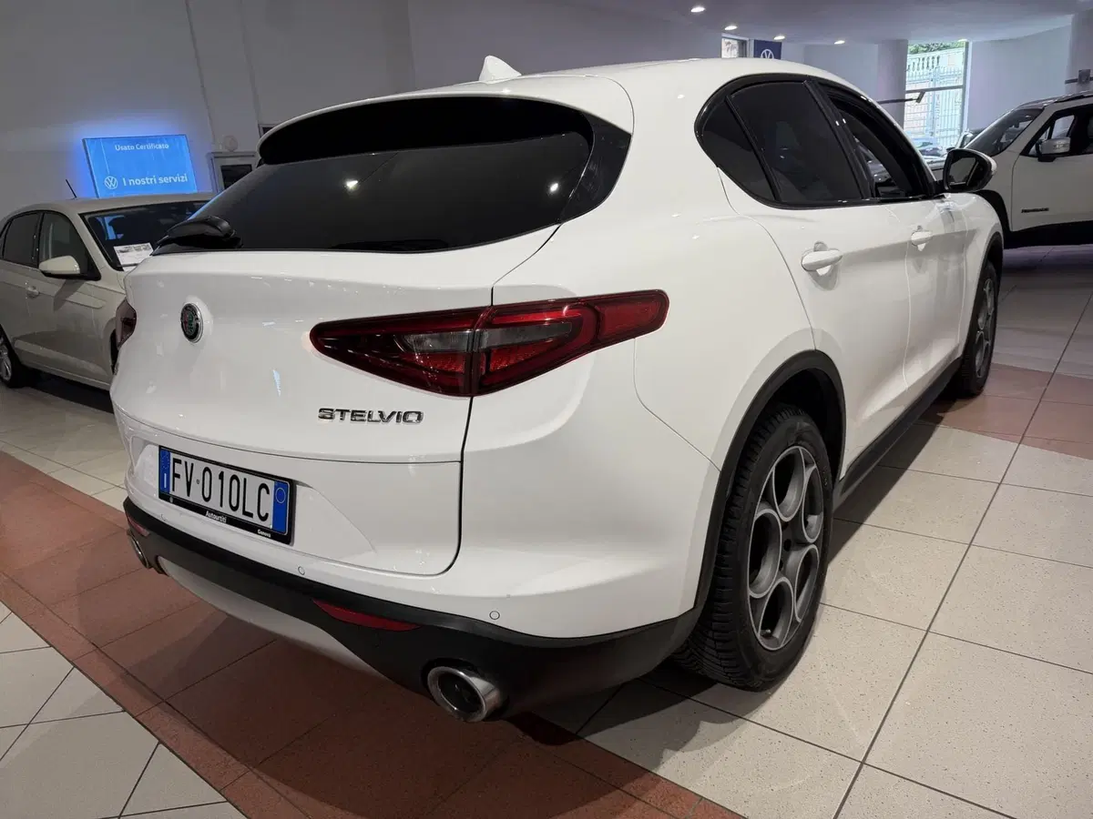Alfa Romeo Stelvio usata a Genova (5)