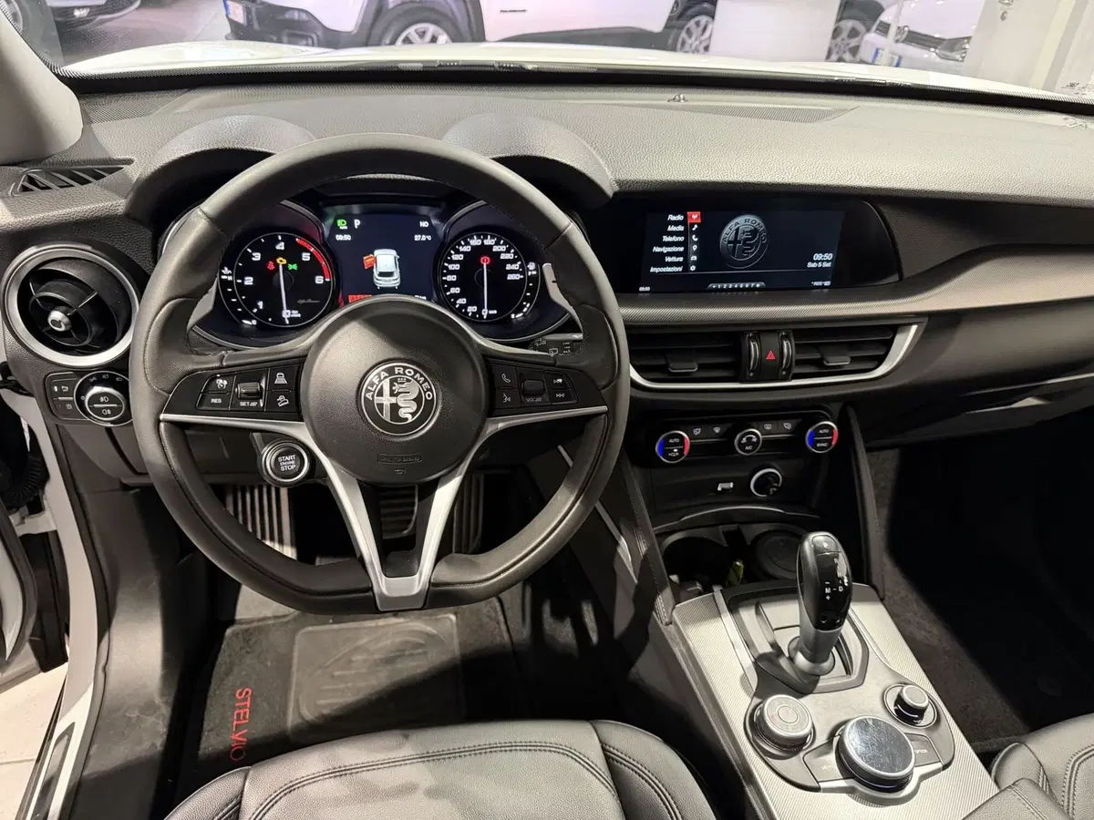 Alfa Romeo Stelvio usata a Genova (9)