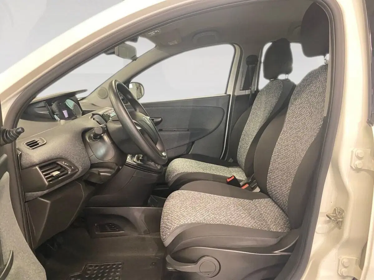 Lancia Ypsilon usata a Torino (7)