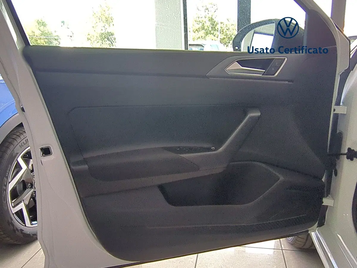 Volkswagen Taigo nuova a Avellino (10)