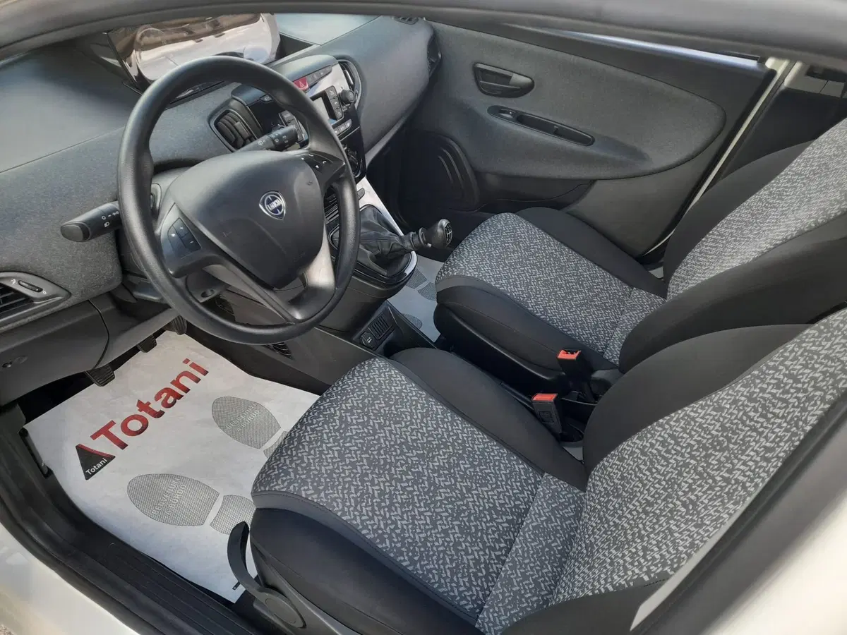 Lancia Ypsilon usata a L'Aquila (10)