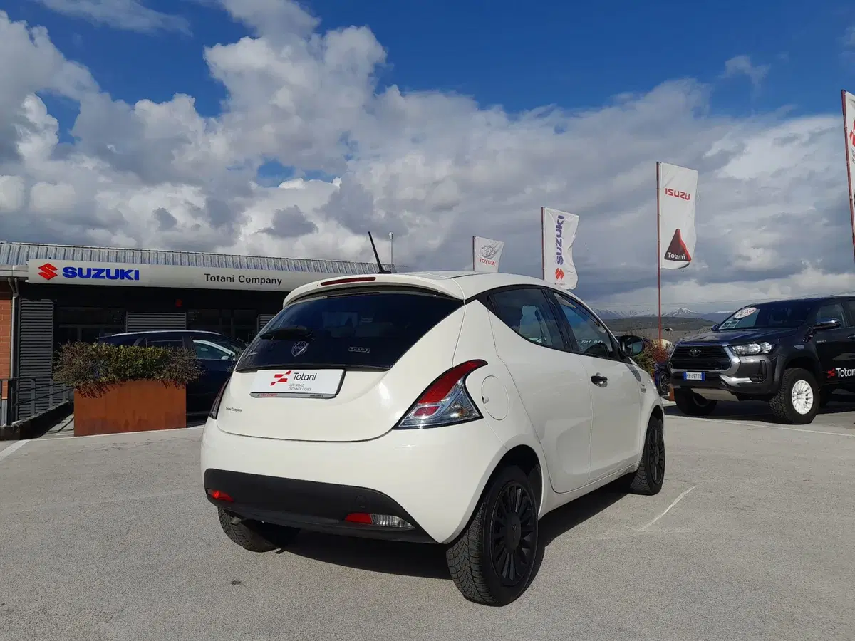 Lancia Ypsilon usata a L'Aquila (3)