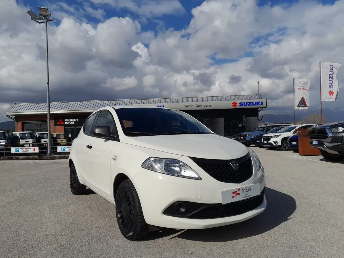 Lancia Ypsilon usata a L'Aquila (7)