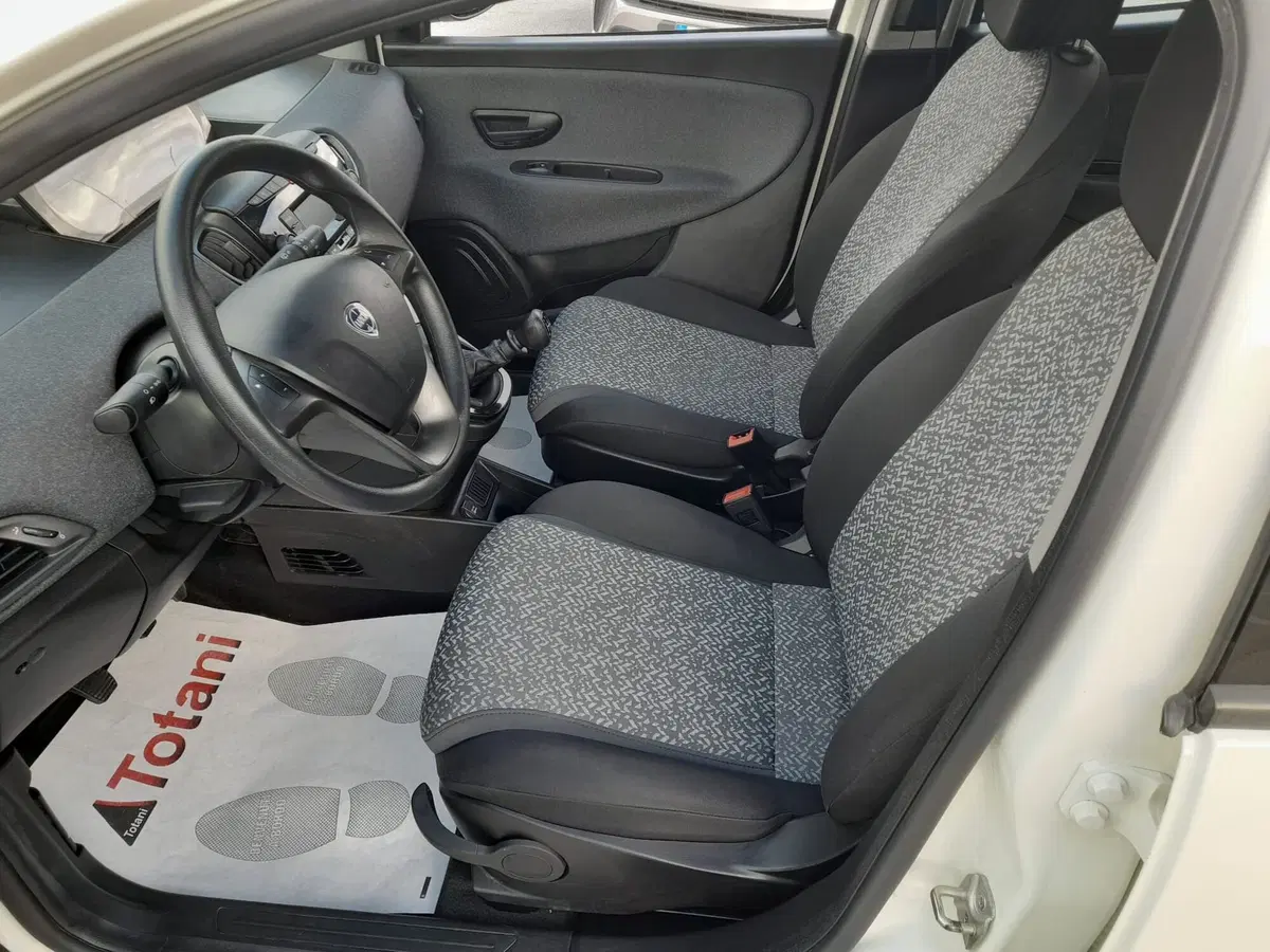 Lancia Ypsilon usata a L'Aquila (8)